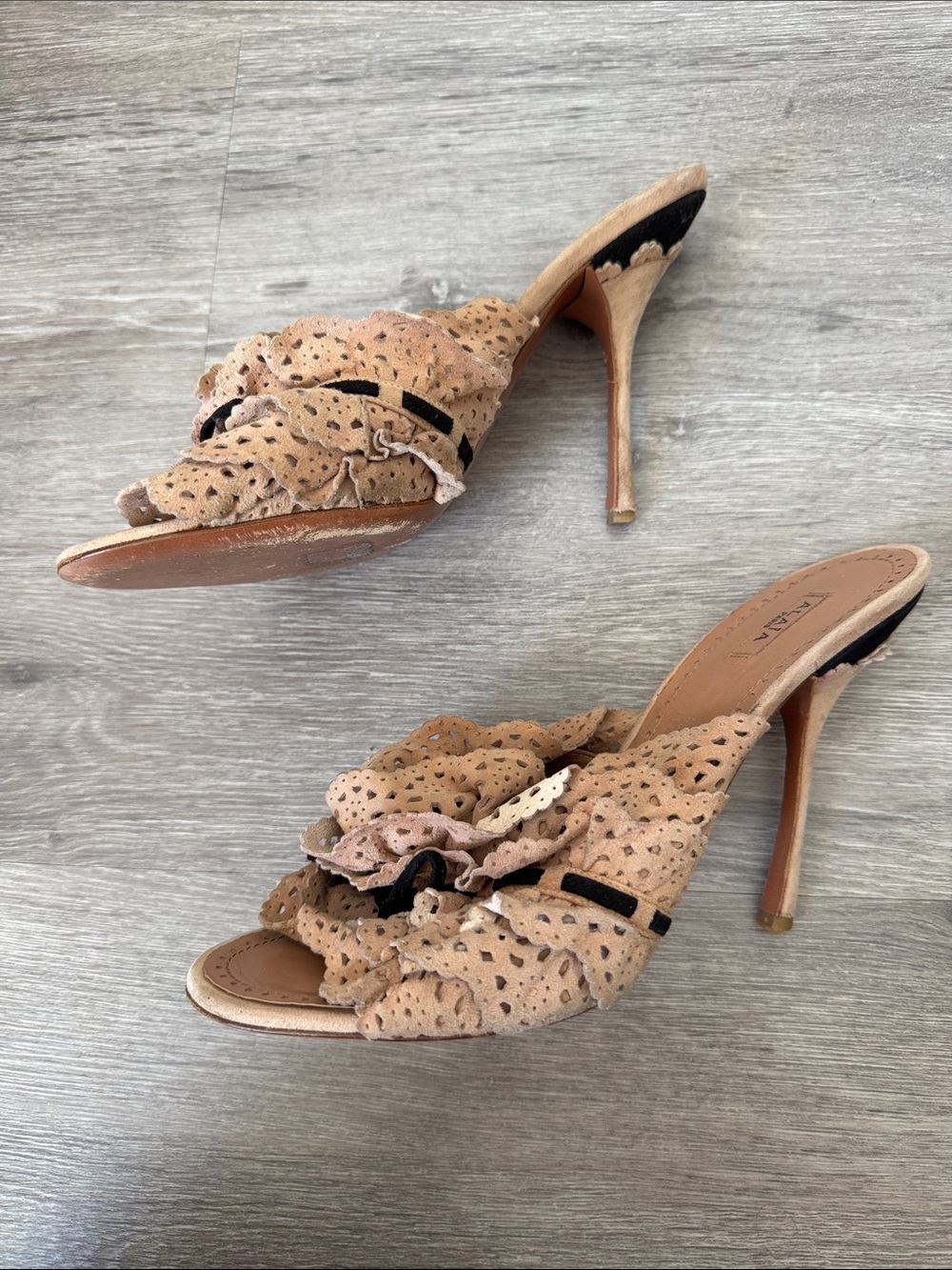 ALAÏA Tan Ruffle Slide Sandal Mules with Bows - Picture 3 of 8